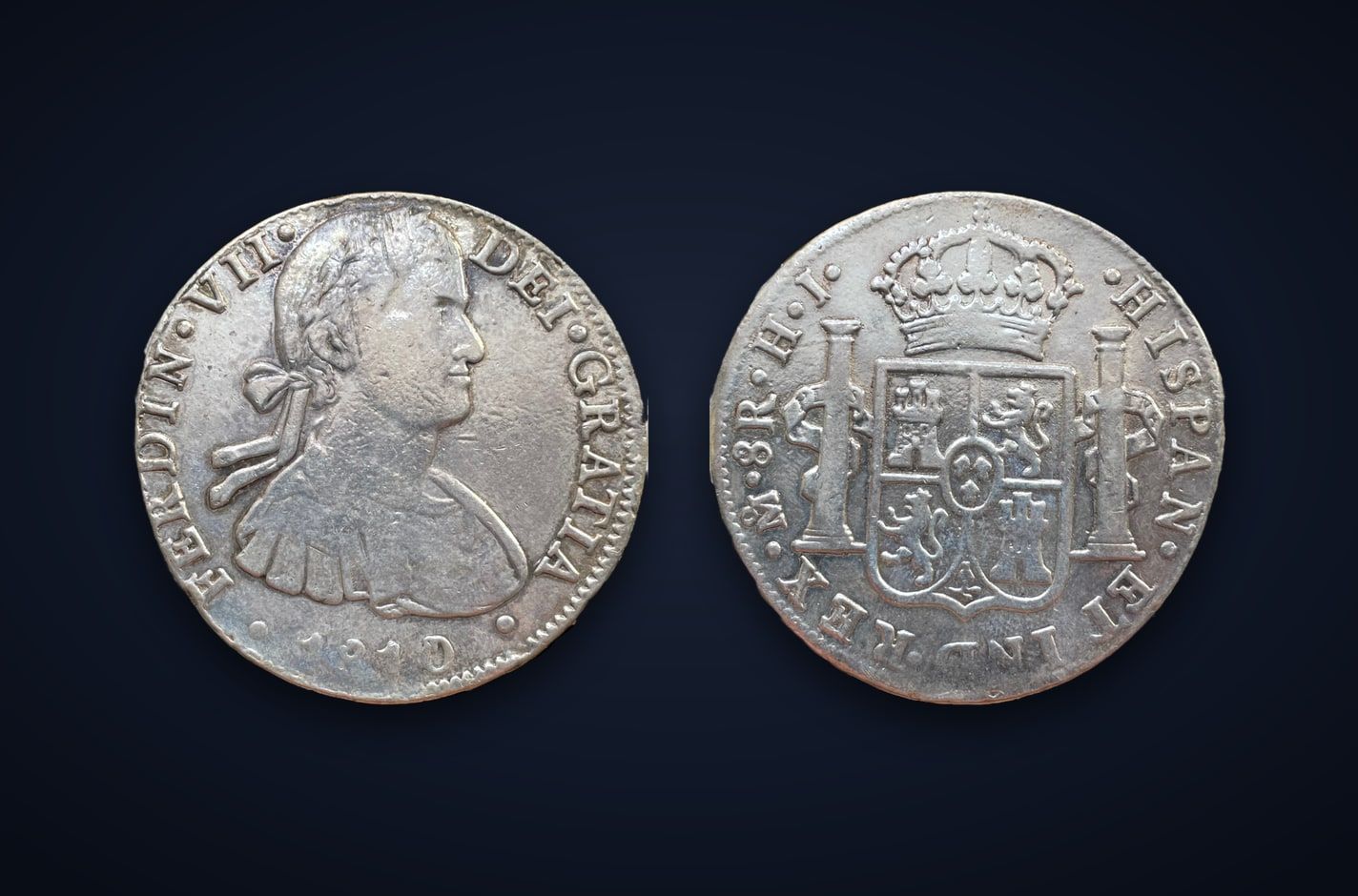 Moneda de plata de 8 reales de Fernando VII, anverso y reverso, sobre fondo oscuro